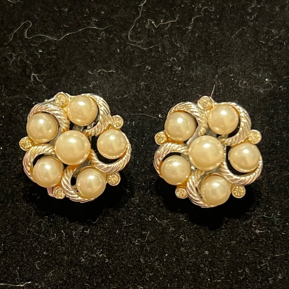 Vintage Lisner Faux Pearl Cluster Clip-On Earrings, Gold Tone - Picture 1 of 4
